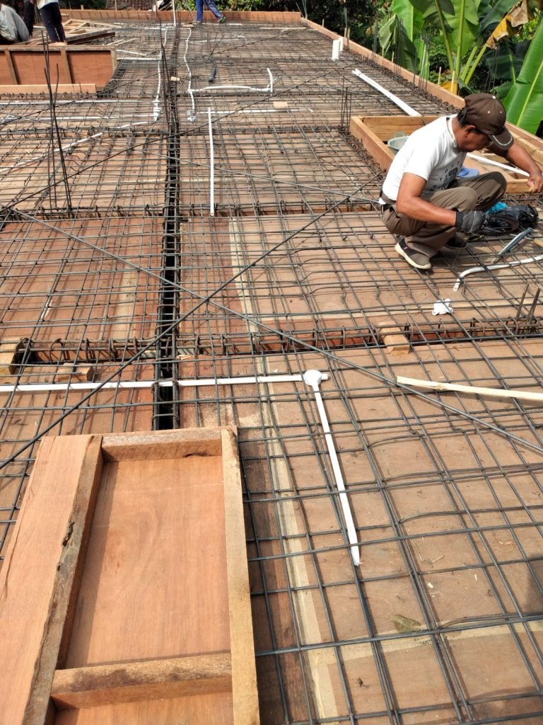 Tim BangunRumah88 sedang mengerjakan proyek rumah Jogja